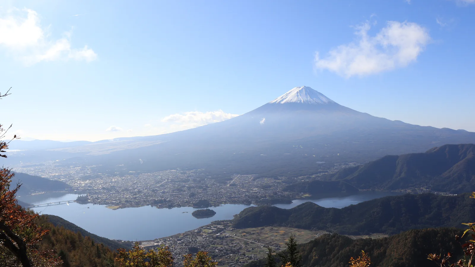 新道峠から河口湖越しに望む富士山