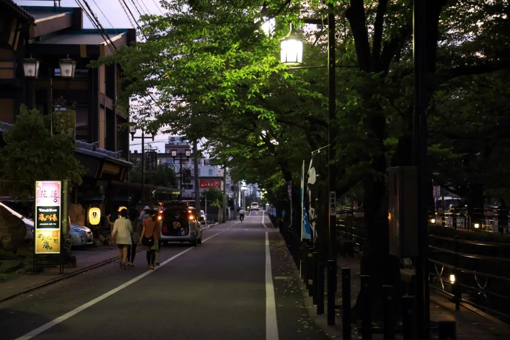 夕暮れの石和温泉街を歩く人々