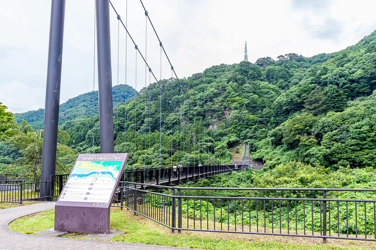 緑の山あいに架かる鬼怒楯岩大吊橋