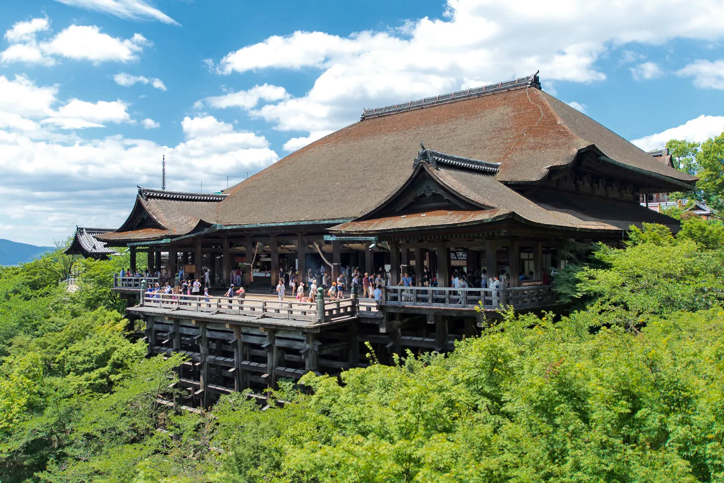 緑の木々に囲まれた清水寺本堂と舞台