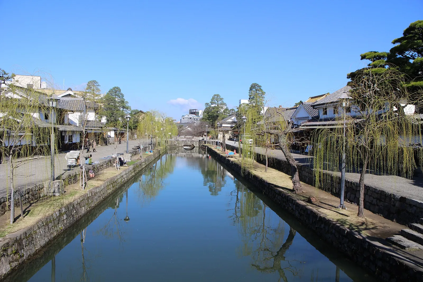 倉敷川沿いに白壁の建物と柳が続く倉敷美観地区