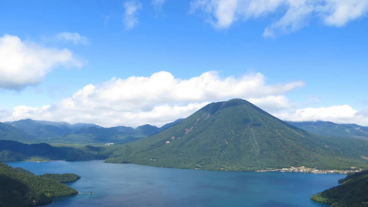 半月山展望台から望む青い中禅寺湖と男体山