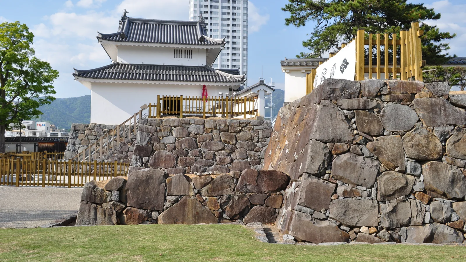 青空の下に復元建物と石垣が見える舞鶴城公園