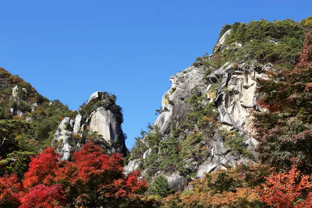 紅葉に囲まれた御岳昇仙峡の岩峰