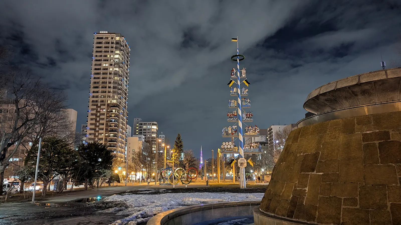 雪が残る夜の大通公園とさっぽろテレビ塔