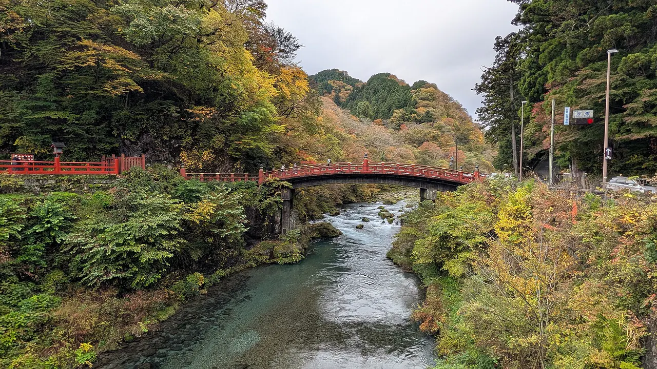 秋の木々と大谷川に囲まれた朱塗りの神橋