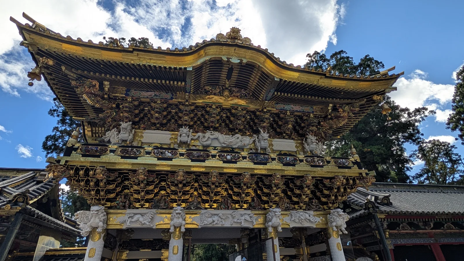 日光東照宮の陽明門と空